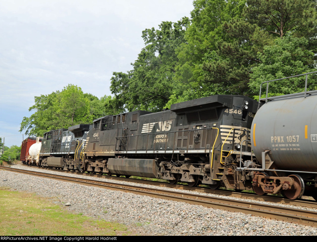 NS 4546 & 4449 are DPU's on train 350